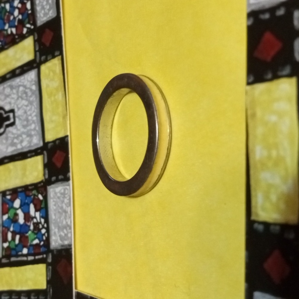 Silver toned with yellow stripe size 6 ring.   Sku127